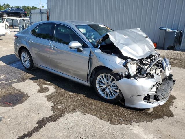 4T1F11AK3LU364810 - 2020 TOYOTA CAMRY XLE 银色 照片 4