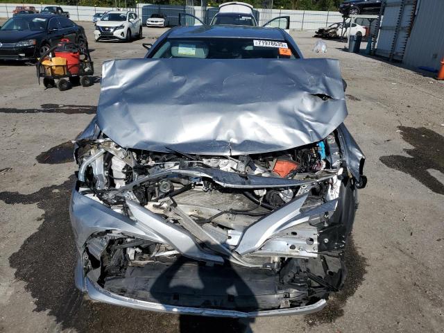 4T1F11AK3LU364810 - 2020 TOYOTA CAMRY XLE 银色 照片 5