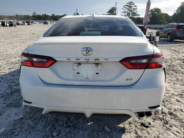 4T1G11AK7MU459649 - 2021 TOYOTA CAMRY SE WHITE photo 6