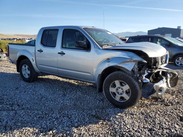 1N6AD07W75C425513 - 2005 NISSAN FRONTIER CREW CAB LE SILVER photo 4