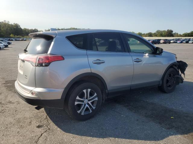 JTMBFREV9JJ259369 - 2018 TOYOTA RAV4 LE ვერცხლისფერი ფოტო 3
