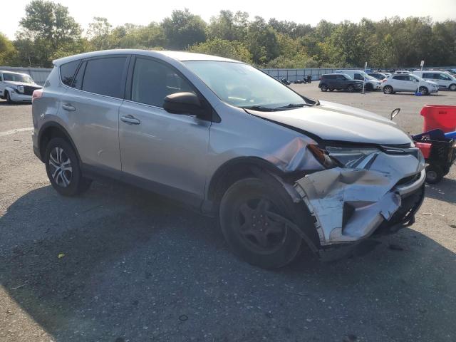 JTMBFREV9JJ259369 - 2018 TOYOTA RAV4 LE ვერცხლისფერი ფოტო 4