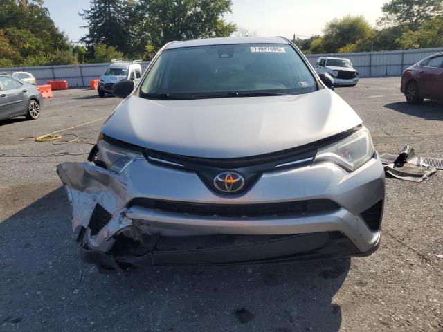 JTMBFREV9JJ259369 - 2018 TOYOTA RAV4 LE ვერცხლისფერი ფოტო 5