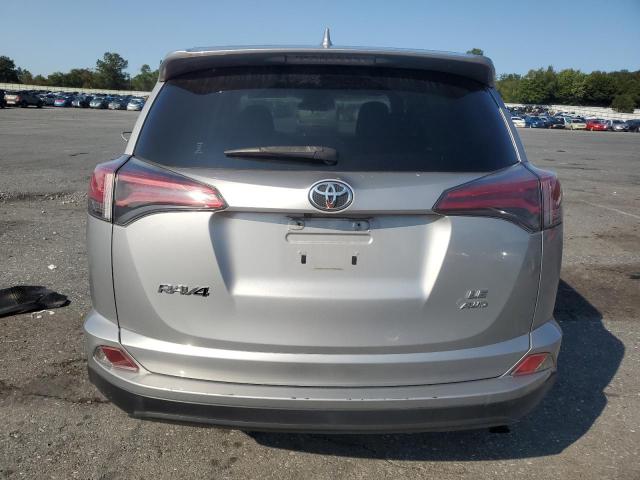 JTMBFREV9JJ259369 - 2018 TOYOTA RAV4 LE ვერცხლისფერი ფოტო 6