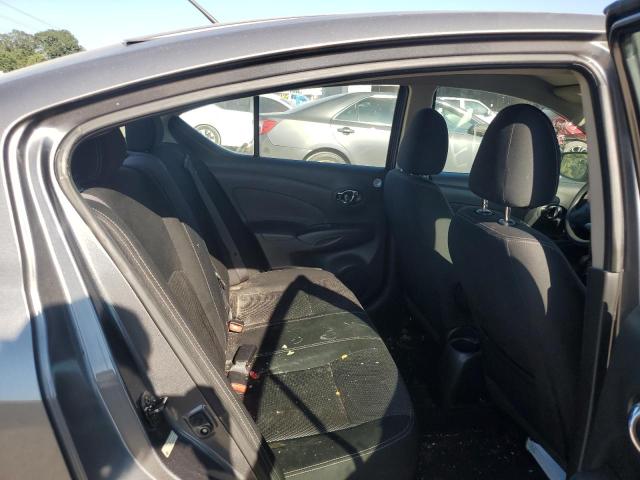 3N1CN7AP6JL886674 - 2018 NISSAN VERSA S GRAY photo 10