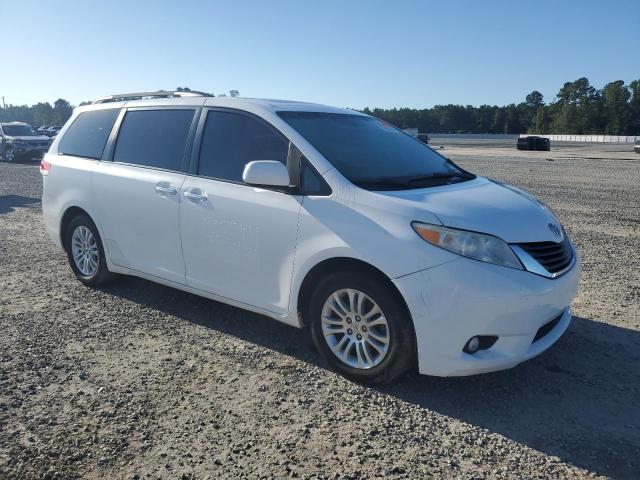 5TDYK3DC4BS004572 - 2011 TOYOTA SIENNA XLE WHITE photo 4