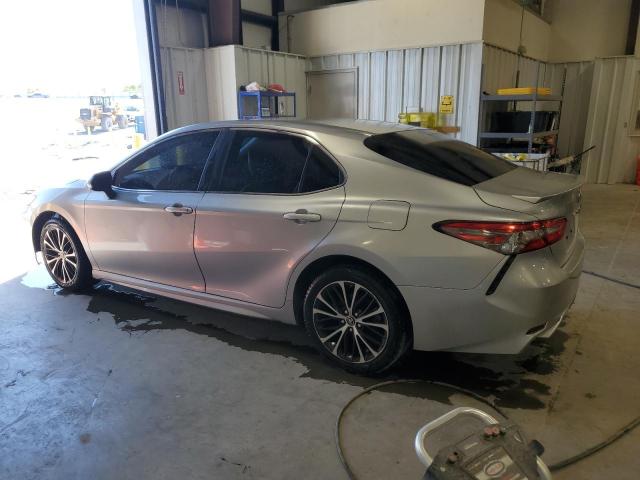 JTNB11HK5J3031905 - 2018 TOYOTA CAMRY L SILVER photo 2