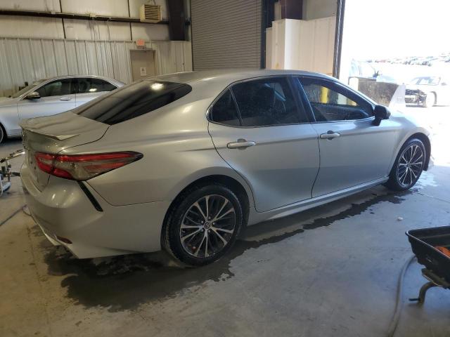 JTNB11HK5J3031905 - 2018 TOYOTA CAMRY L SILVER photo 3