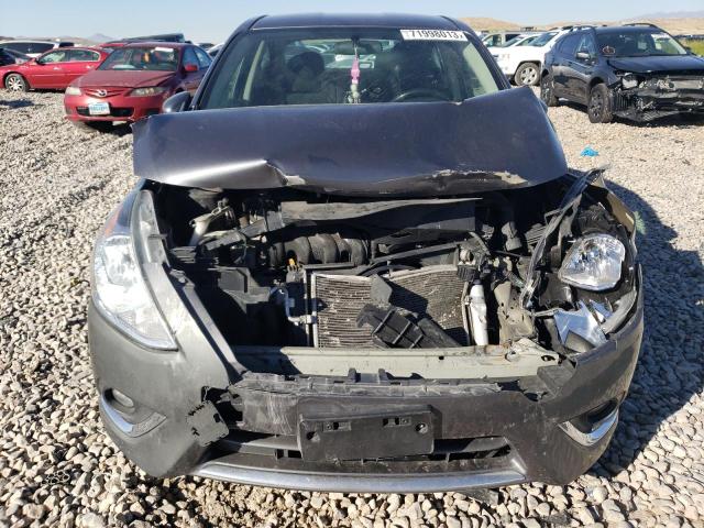 3N1CN7AP8JL882447 - 2018 NISSAN VERSA S CHARCOAL photo 5