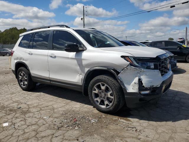 5FNYF8H61PB028555 - 2023 HONDA PASSPORT TRAIL SPORT WHITE photo 4