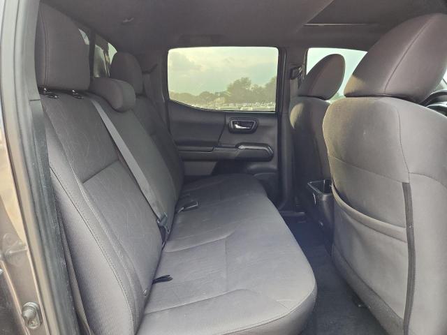 5TFCZ5AN8HX111022 - 2017 TOYOTA TACOMA DOUBLE CAB ნაცრისფერი ფოტო 10