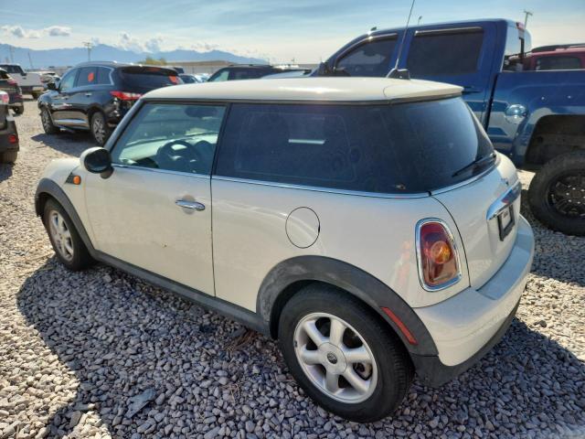 WMWMF3C55ATZ61294 - 2010 MINI COOPER WHITE photo 2