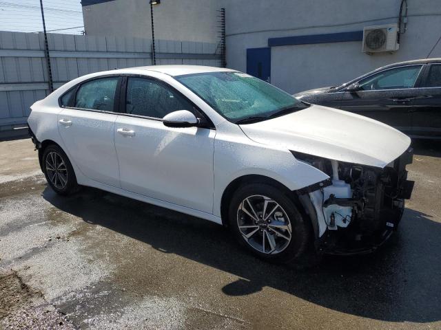 3KPF24AD7RE738718 - 2024 KIA FORTE LX WHITE photo 4