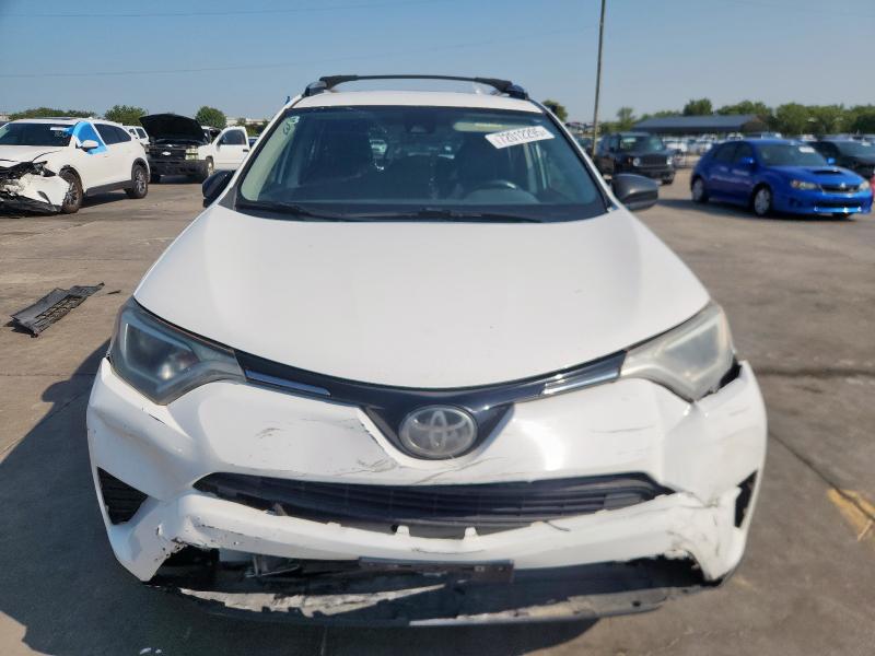 JTMZFREV2JJ161704 - 2018 TOYOTA RAV4 LE أبيض صورة 5