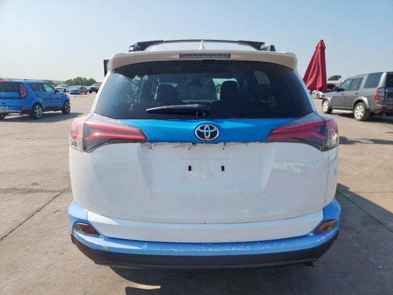 JTMZFREV2JJ161704 - 2018 TOYOTA RAV4 LE أبيض صورة 6