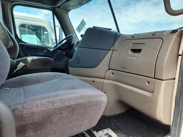 1FUGGEDV1JLHB4076 - 2018 FREIGHTLINER CASCADIA 1 Biały zdjęcie 6