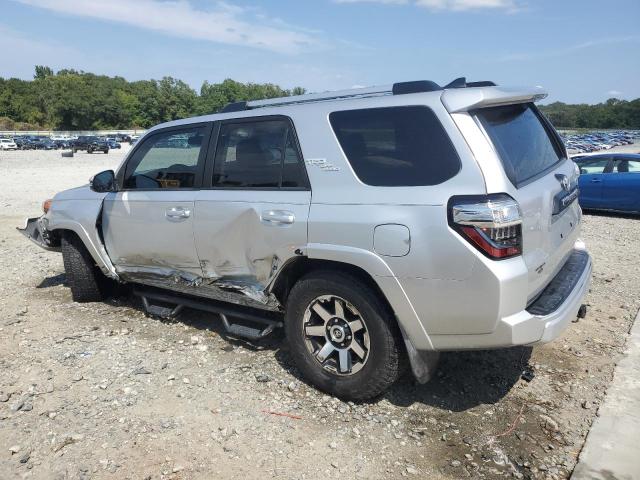 JTEBU5JR3J5528820 - 2018 TOYOTA 4RUNNER SR5/SR5 PREMIUM Srebrny zdjęcie 2