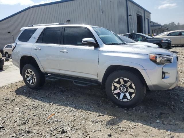 JTEBU5JR3J5528820 - 2018 TOYOTA 4RUNNER SR5/SR5 PREMIUM Srebrny zdjęcie 4