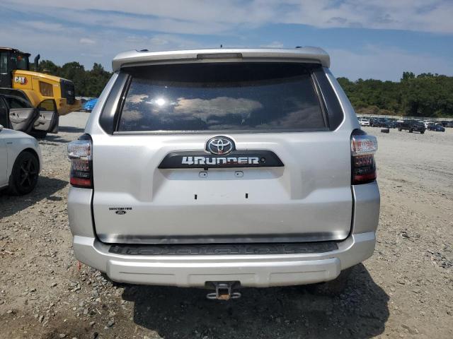 JTEBU5JR3J5528820 - 2018 TOYOTA 4RUNNER SR5/SR5 PREMIUM Srebrny zdjęcie 6