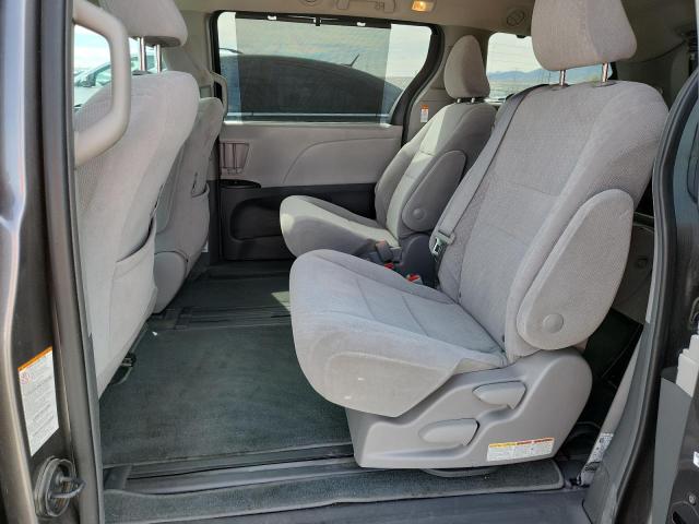 5TDKZ3DC3JS920966 - 2018 TOYOTA SIENNA LE Gris photo 10