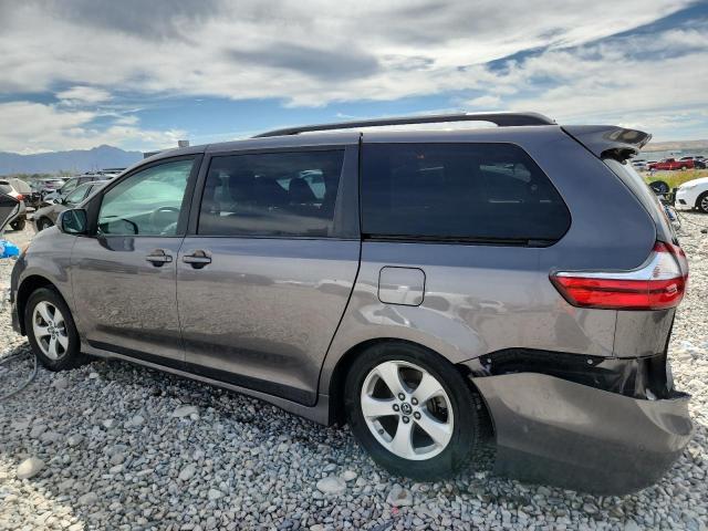 5TDKZ3DC3JS920966 - 2018 TOYOTA SIENNA LE Gris photo 2