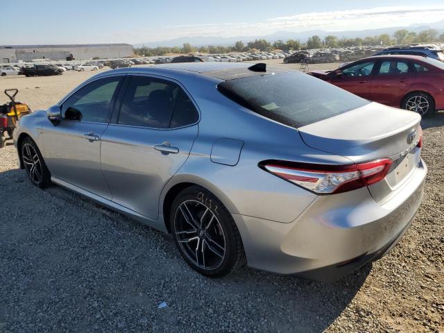 4T1B11HK6JU070125 - 2018 TOYOTA CAMRY L SILVER photo 2