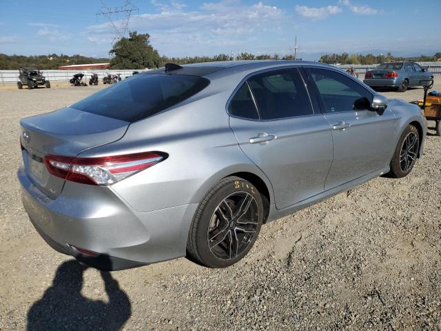 4T1B11HK6JU070125 - 2018 TOYOTA CAMRY L SILVER photo 3