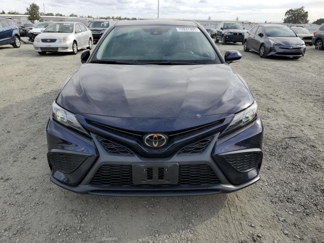 4T1T11AK0NU658798 - 2022 TOYOTA CAMRY SE BLUE photo 5