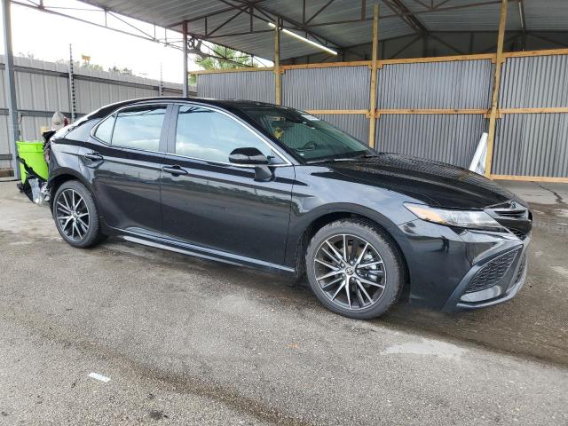 4T1G11AK2RU190936 - 2024 TOYOTA CAMRY SE NIGHT SHADE BLACK photo 4