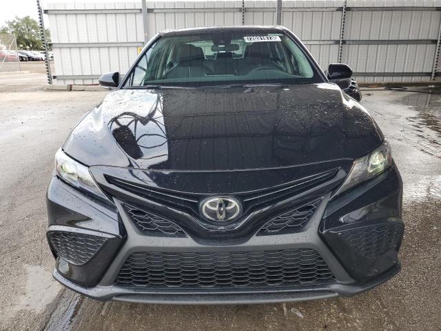 4T1G11AK2RU190936 - 2024 TOYOTA CAMRY SE NIGHT SHADE BLACK photo 5