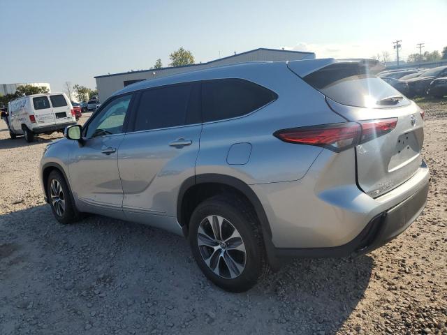 5TDGZRBH3NS566864 - 2022 TOYOTA HIGHLANDER XLE SILVER photo 2