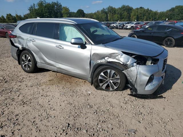 5TDGZRBH3NS566864 - 2022 TOYOTA HIGHLANDER XLE SILVER photo 4