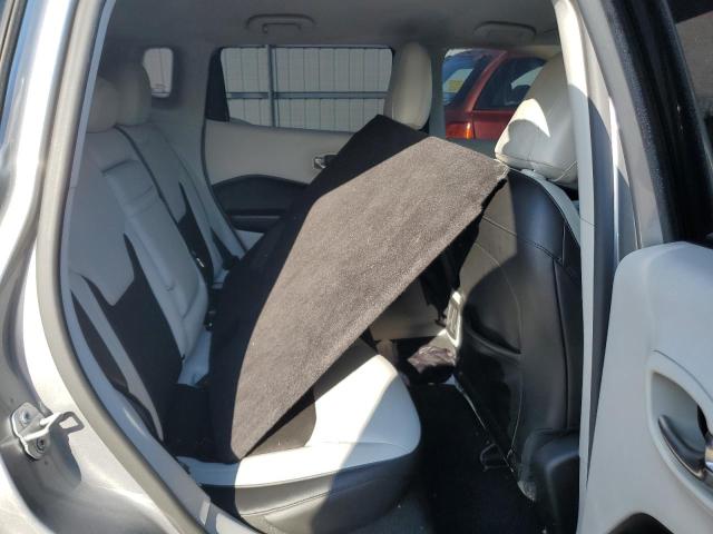 3C4NJDBB4JT180998 - 2018 JEEP COMPASS LATITUDE 银色 照片 11