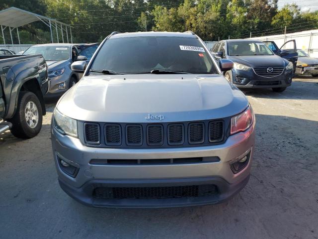 3C4NJDBB4JT180998 - 2018 JEEP COMPASS LATITUDE 银色 照片 5