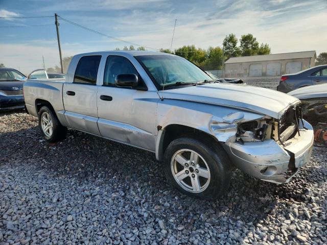 1D7HW48P97S241439 - 2007 DODGE DAKOTA QUAD SLT SILVER photo 4