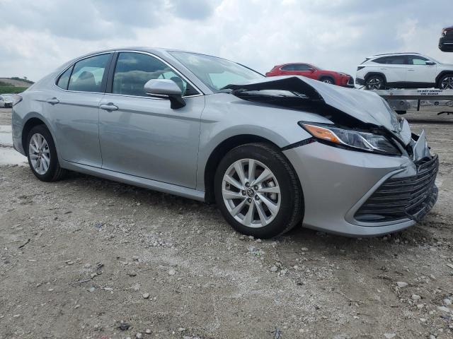 4T1R11AK8RU256110 - 2024 TOYOTA CAMRY LE SILVER photo 4