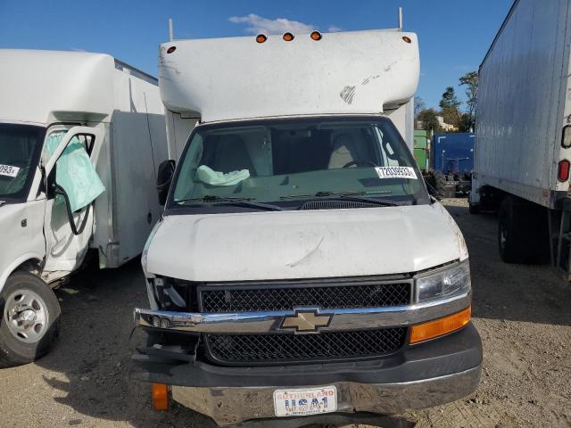 1GB3GRCG5G1333132 - 2016 CHEVROLET EXPRESS G3 WHITE photo 5