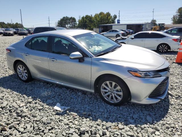 4T1B11HKXJU072900 - 2018 TOYOTA CAMRY L SILVER photo 4