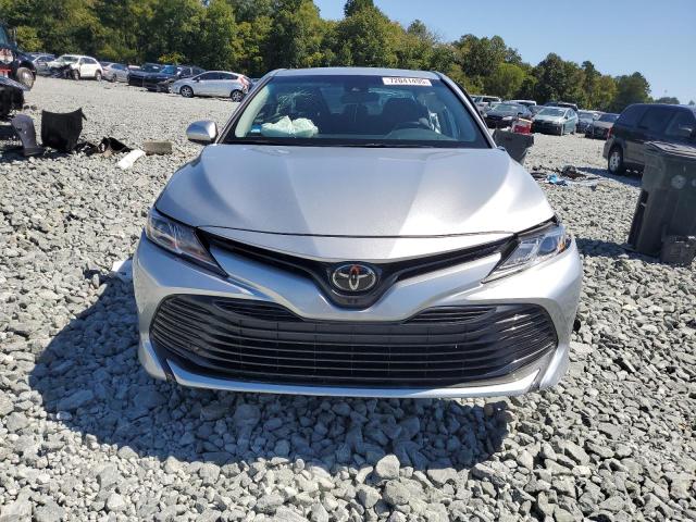 4T1B11HKXJU072900 - 2018 TOYOTA CAMRY L SILVER photo 5