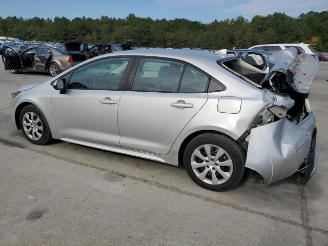 5YFEPMAE4NP289142 - 2022 TOYOTA COROLLA LE SILVER photo 2