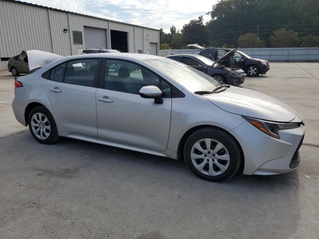 5YFEPMAE4NP289142 - 2022 TOYOTA COROLLA LE SILVER photo 4