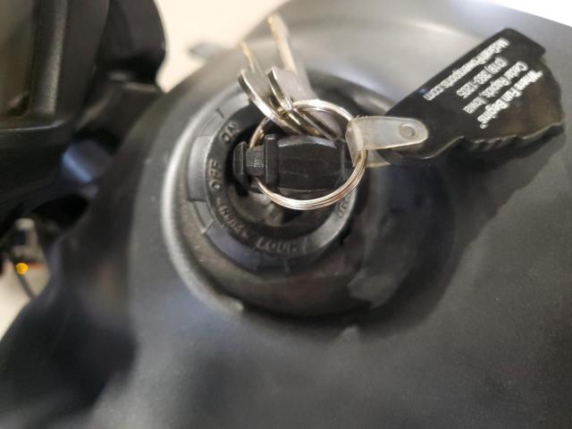 JKAENEA11FDA00549 - 2015 KAWASAKI EN650 A WHITE photo 8