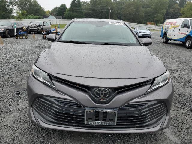 4T1B11HK0JU671773 - 2018 TOYOTA CAMRY L GRAY photo 5