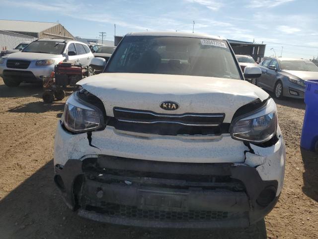 KNDJN2A27J7553478 - 2018 KIA SOUL WHITE photo 5