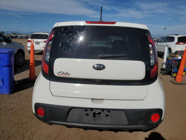 KNDJN2A27J7553478 - 2018 KIA SOUL WHITE photo 6