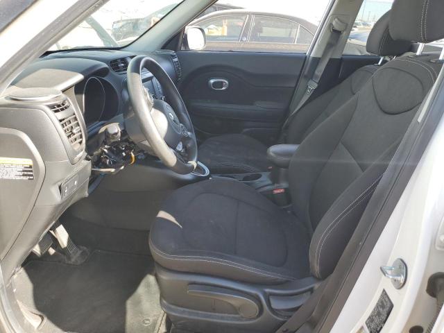 KNDJN2A27J7553478 - 2018 KIA SOUL WHITE photo 7