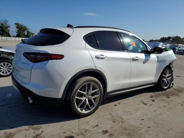ZASFAKNN4J7C29370 - 2018 ALFA ROMEO STELVIO TI SPORT WHITE photo 3