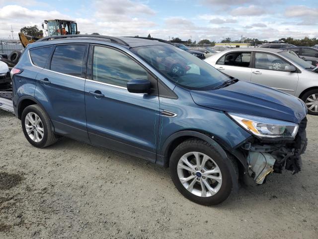 1FMCU0GD1JUC09845 - 2018 FORD ESCAPE SE Blau Foto 4