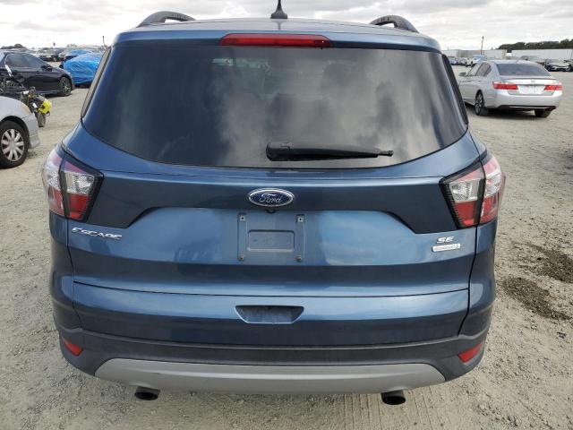 1FMCU0GD1JUC09845 - 2018 FORD ESCAPE SE Blau Foto 6
