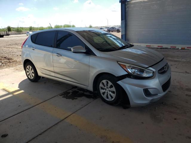 KMHCT5AE0HU316896 - 2017 HYUNDAI ACCENT SE ვერცხლისფერი ფოტო 4